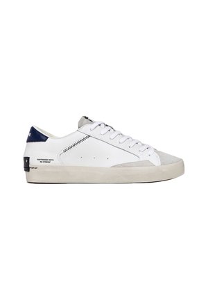 Sneaker bianco con punta in suede grigio, tallone in blu navy e dettagli in pelle texture. Presenta lacci piatti e cuciture laterali.
