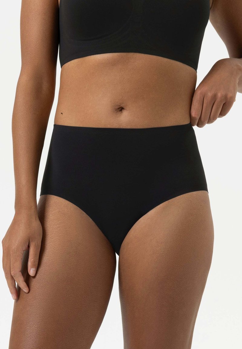 Mutandine nere a vita alta con una texture liscia e un design senza cuciture, caratterizzate da un taglio moderato sulle cosce per comfort e copertura.