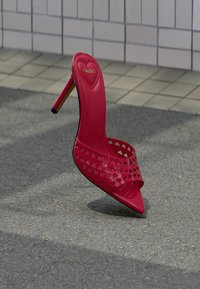 Chaussure à talon haut rouge avec motif de cœur ajouré, texture lisse, bout pointu et talon fin, avec logo "ALDO" embossé sur la bride.