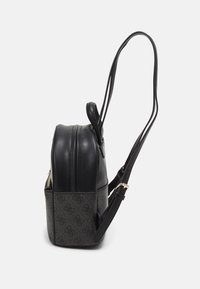 Sac à dos en simili cuir noir avec une section inférieure à motifs, forme arrondie, bretelles réglables et accents en métal doré.