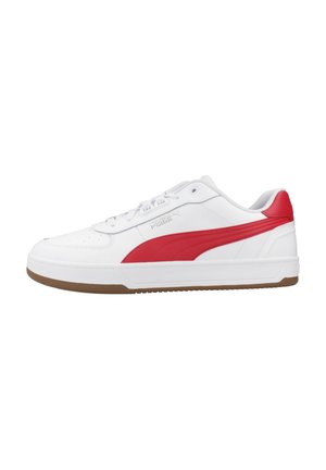 Zapatillas blancas con una franja de diseño roja, parte superior de cuero, cuello acolchado, suela de goma y caja de puntera perforada. Estilo duradero y deportivo.
