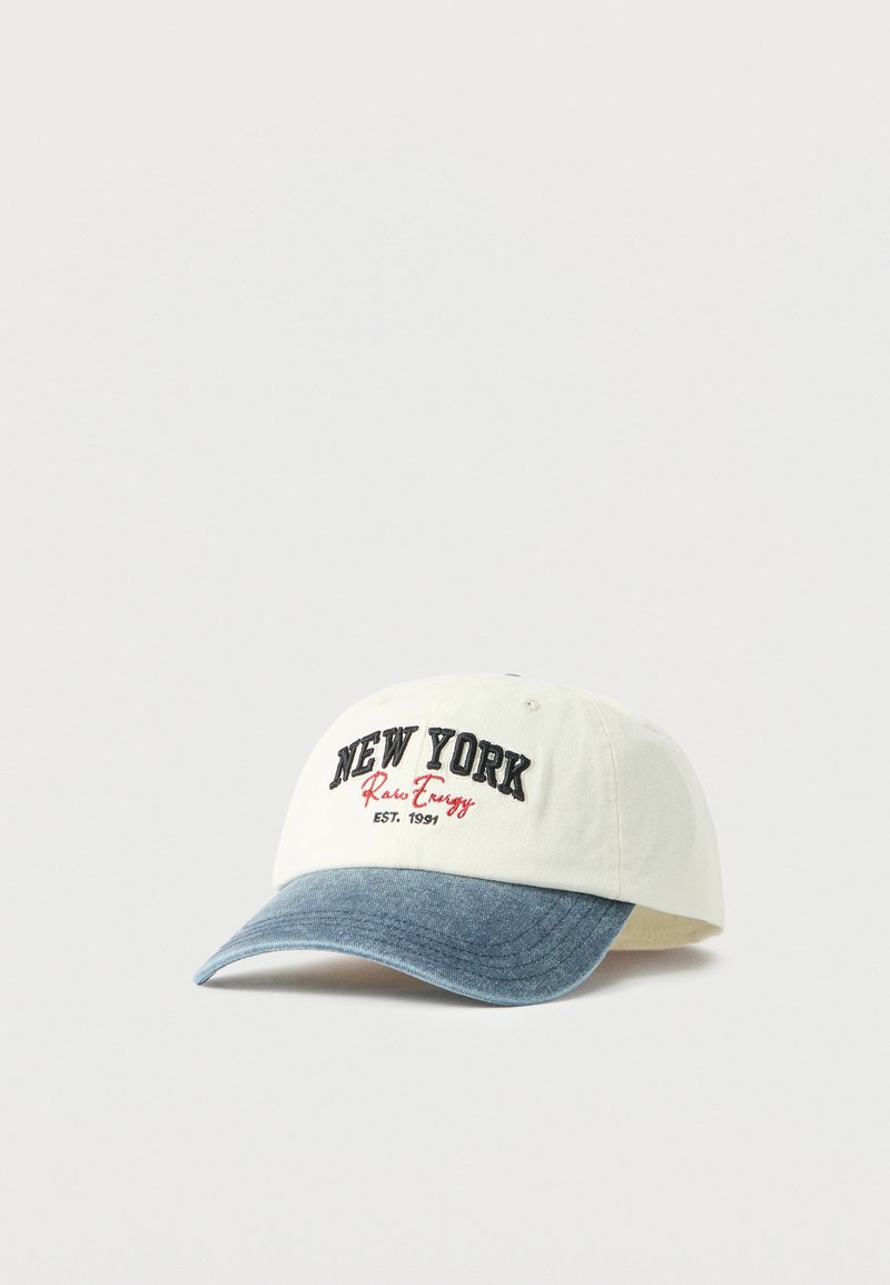 Λευκό και μπλε μπέιζμπολ καπέλο με το κέντημα «NEW YORK Raw Energy EST. 1991» στο μπροστινό μέρος.