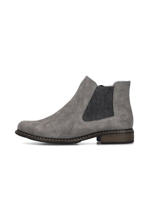 Bottine Chelsea en daim gris avec panneau latéral élastique noir, petit talon en bois empilé et coutures visibles autour de la semelle.
