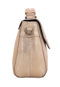 Vue latérale d’un sac à main en cuir beige texturé avec rabat, détail anneau en métal et boucle de sangle réglable sur fond blanc.