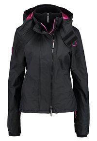 Schwarze wasserdichte Jacke mit taillierter Passform, Reißverschluss, pinkem Innenfutter und Klettverschlüssen an den Schultern. Mit gerippten Bündchen.