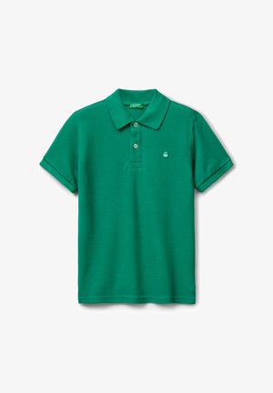 Polo verde in morbido tessuto a maglia, con colletto classico, chiusura a tre bottoni e piccolo logo ricamato sul petto.