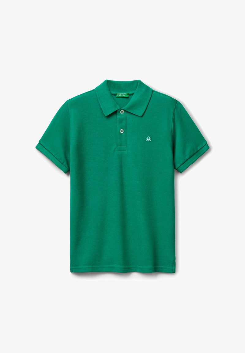 Polo verde in morbido tessuto a maglia, con colletto classico, chiusura a tre bottoni e piccolo logo ricamato sul petto.