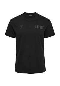 Sort bomulds t-shirt med rund hals, korte ærmer og frontlogoer: et lille emblem på venstre side og "LP10" med fed tekst.