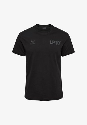 Schwarzes Baumwoll-T-Shirt mit Rundhalsausschnitt, kurzen Ärmeln und Frontlogos: einem kleinen Emblem auf der linken Seite und "LP10" in fettem Text.