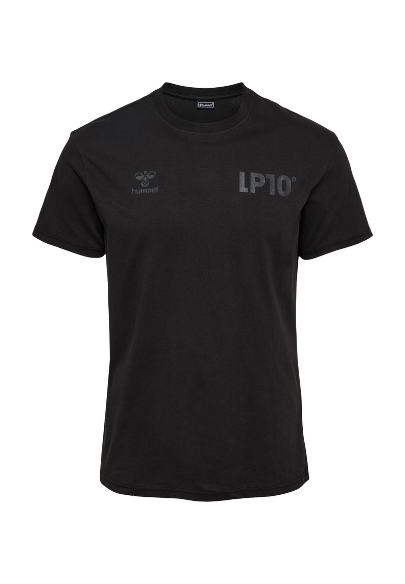Sort bomulds t-shirt med rund hals, korte ærmer og frontlogoer: et lille emblem på venstre side og "LP10" med fed tekst.