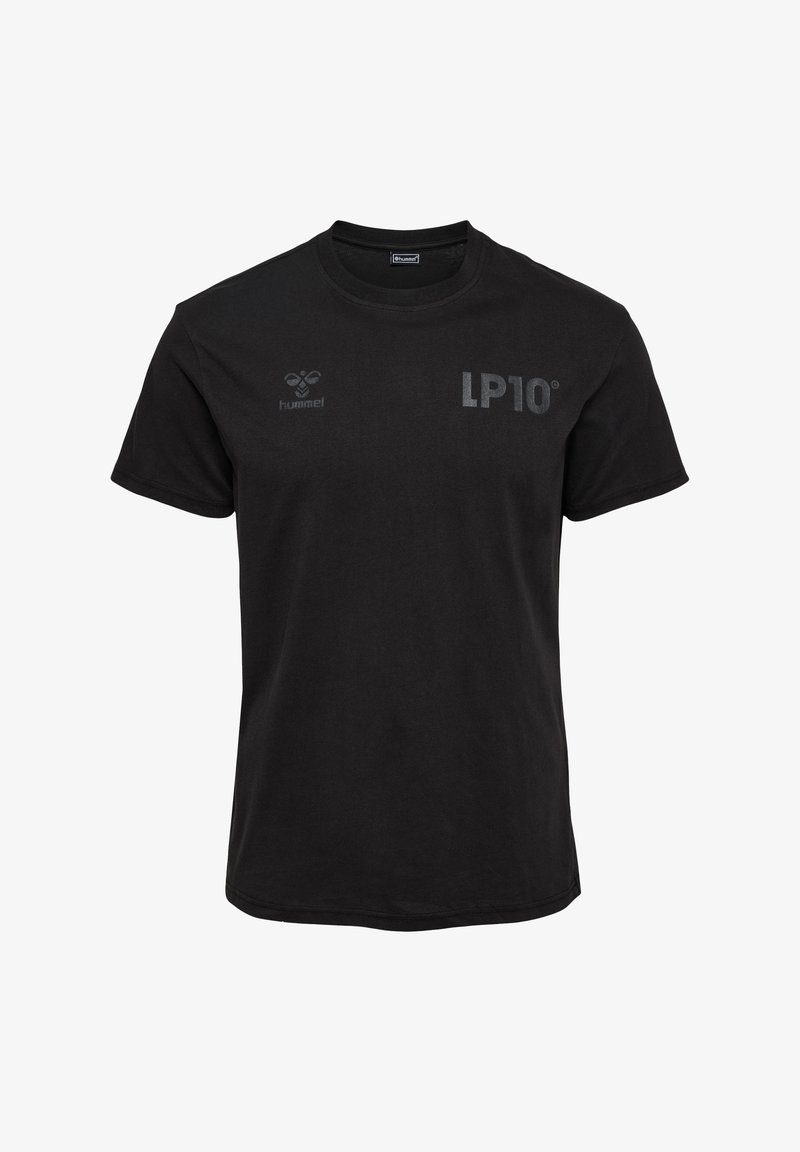 Czarny bawełniany t-shirt z okrągłym dekoltem, krótkimi rękawami oraz logo na przodzie: mały emblemat po lewej stronie i "LP10" napisane dużymi literami.