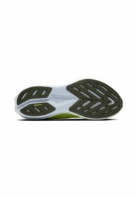 Suola della scarpa da corsa Brooks in bianco e verde, caratterizzata da una superficie in gomma testurizzata con un motivo di battistrada multidirezionale e dettagli del logo.