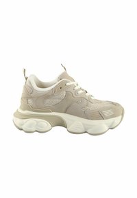 Beige Sneaker aus Netz- und Wildledermaterialien, mit weißen Schnürsenkeln, einer dicken gepolsterten Sohle und strukturierten Akzenten an den Seiten.
