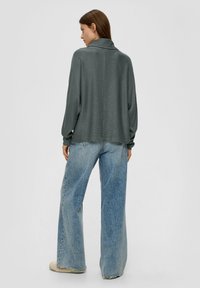 s.Oliver MIT STRUKTUR - Sweater - olivgrün