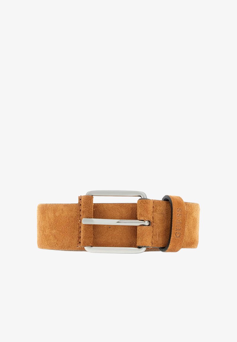 Ceinture en daim marron clair avec boucle rectangulaire argentée et marquage en relief "GUESS" sur la boucle en cuir, posée à plat sur fond blanc.