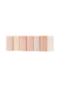 Set van zes opgerolde stofstukken in verschillende tinten beige en roze, met een gladde textuur en uniform rechthoekige vorm.