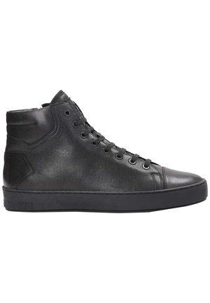 Czarny wysoki sneaker z perforowanej skóry, zaokrąglonym nosem, wyściełanym kołnierzem oraz czarną gumową podeszwą, pokazany z boku.
