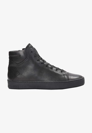 Czarny wysoki sneaker z perforowanej skóry, zaokrąglonym nosem, wyściełanym kołnierzem oraz czarną gumową podeszwą, pokazany z boku.