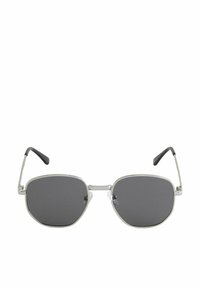 Gafas de sol metálicas con un marco plateado, lentes oscuros angulares y puntas de goma negra en las varillas. Diseño minimalista con líneas limpias.