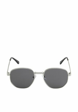 Lunettes de soleil en métal avec une monture argentée, des verres sombres angulaires et des embouts en caoutchouc noir sur les branches. Design minimaliste aux lignes épurées.