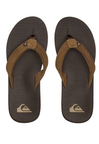 Tongs marron avec une semelle texturée de couleur marron foncé, des brides en daim et un accent de logo en marron clair sur le coussin de pied.