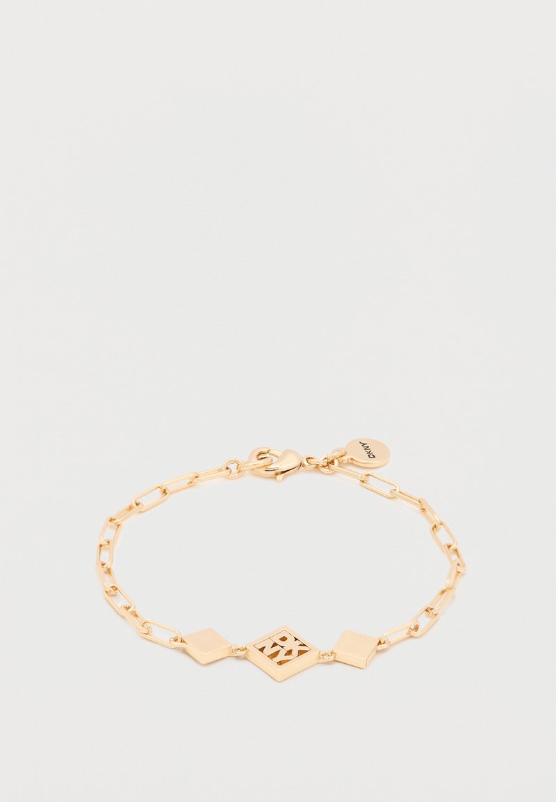 Aranyszínű karkötő láncszemes kialakítással, négyzet és gyémánt formájú díszítésekkel. Csattal záródik, kis márkajelzéses charm medállal ellátva.