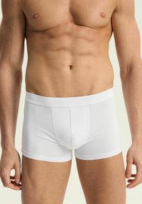 Białe bokserki męskie wykonane z miękkiej bawełny, z gładką elastyczną talią i dopasowanym krojem, zapewniające bezszwowe wykończenie.