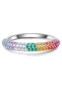 Strieborný prsteň s živou dúhou malých drahokamov zasadených do textúrovanej obrúčky, s prestriedavanými modrými, fialovými, zelenými, oranžovými a ružovými kameňmi.