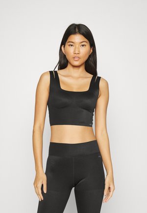 Sort cropped sports bra med firkantet halsudskæring og smalle stropper. Struktureret stof med en tætsiddende pasform. Matchende højtaljede sorte leggings.