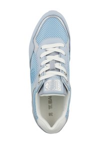 Sneaker in rete blu chiaro con accenti bianchi, punta rotonda, lacci piatti, dettaglio del logo sulla linguetta e suola in gomma liscia. Taglia 38.