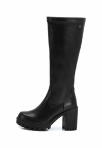 Bota de cuero negro hasta la rodilla con un tacón cuadrado y suela texturizada. Presenta paneles laterales elásticos y un acabado suave.