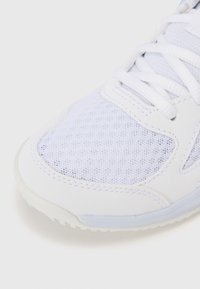 Weißer Sportschuh mit Obermaterial aus Mesh und Synthetik, runder Zehenpartie, gepolstertem Zungenbereich und Schnürsenkeln. Glatter Gummisohle mit Profilmuster.