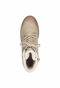 Bottine beige à la tige en cuir lisse, avec un laçage à l'avant et une doublure intérieure en peluche. Comprend une fermeture éclair sur le côté pour un accès facile.