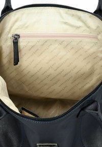 Borsa in pelle blu navy con interno in tessuto beige, decorata con la scritta "Harbour 2nd" e dotata di una tasca interna con zip.
