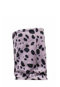 Tour de cou en tissu rose avec un motif léopard noir, présentant une texture douce et extensible ainsi qu'un design tubulaire pour un port polyvalent.