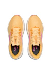 Baskets de course jaunes avec tige en maille, accents roses et semelles blanches. Dispose de lacets plats et d'une étiquette 'Brooks Ghost 17'. Ajustement confortable.