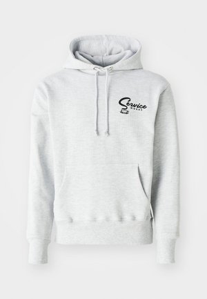 Grijze hoodie van zacht materiaal, met een voorzak, een capuchon met trekkoord en een zwart "Service Works" logo op de linkerborst.