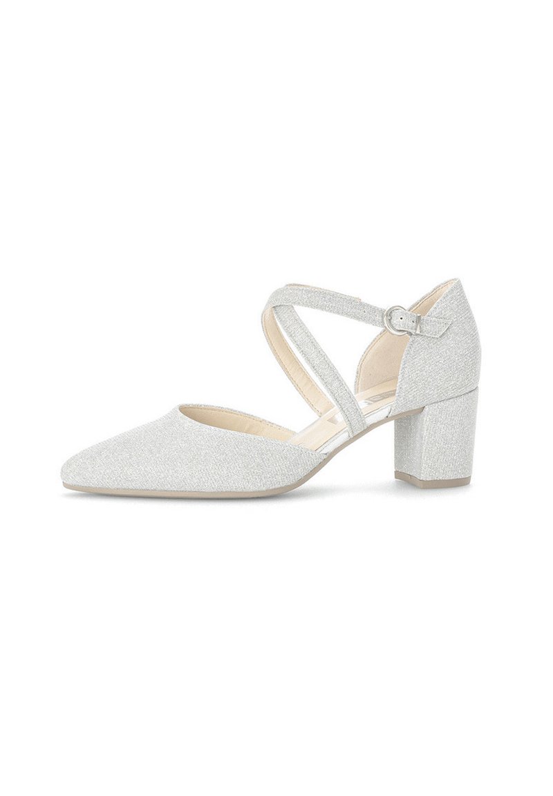 Escarpin à brides de cheville en paillettes argentées avec un bout pointu et un talon bloc. Doté de brides entrelacées et d'une doublure intérieure beige lisse.