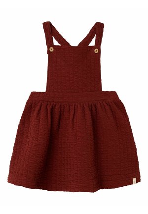 Teksturowana czerwona sukienka z regulowanymi ramiączkami, ozdobnymi guzikami i marszczoną spódnicą. Tkanina ma subtelny wzór dla dodatkowego efektu.