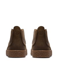 Hnědé kožené kotníkové boty s texturovanou hnědou podrážkou, s detailním prošíváním a logem embosovaným na patě.