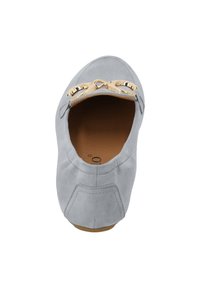 Szare zamszowe płaskie buty z otwartym noskiem, z dekoracyjnym złotym detalem z przodu oraz gładką, teksturowaną cholewką.