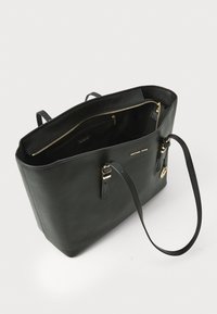 Zwarte leren tote bag van gepolijst leer met gouden accenten. Bevat een geuriëerde hoofdvak en een binnenzak. Verstelbare schouderbanden.