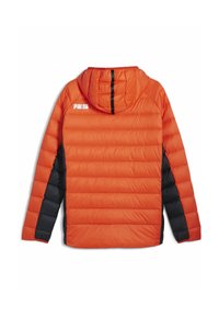 Puffjakke med en orange krop og sorte sidepaneler, hætte, horisontale syninger og et logo på den øverste ryg.