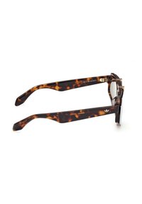 Montature per occhiali con motivo tartaruga viste di lato, con aste spesse e cerniere argentate su sfondo bianco.