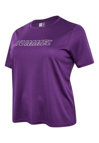 Lila kortärmad t-shirt i lättviktigt material. Har en texturerad yta och "HUMMEL"-logotyp i kontrasterande vit text på framsidan.