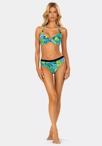 Dwuczęściowy kostium kąpielowy z żywym kwiatowym wzorem w odcieniach niebieskiego, zielonego i żółtego; stanik bikini z regulowanymi ramiączkami i czarnym pasem.