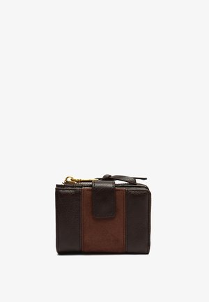 Portefeuille compact en cuir marron foncé avec panneaux en daim, doté d'une fermeture à pression et d'une fermeture éclair avec tirette dorée.