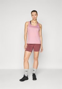New Balance SLEEK POCKET HIGH RISE SHORT  - Legging court de running - washed burgundy