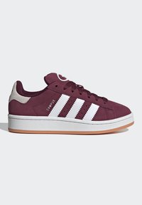 Donkerrode Adidas Campus sneaker met witte strepen, beige hielstuk, witte zool en gumkleurige buitenzool, zijaanzicht op een lichte achtergrond.
