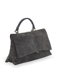 Czarna torebka z zamszu z górnym uchwytem, zapięciem na klapkę i subtelnym złotym metalowym wykończeniem, pokazana na białym tle.